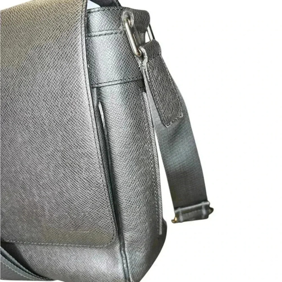 Louis Vuitton Taiga Roman MM Shoulder Bag Messager  Crossbody Bag. - Picture 6 of 16